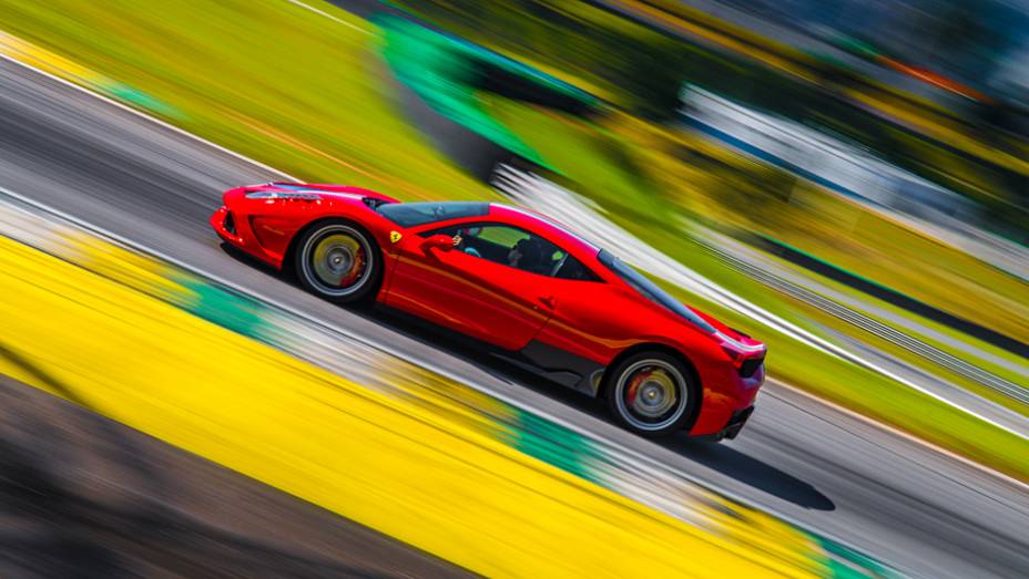 Recheada de novos itens aerodinâmicos e alterações mecânicas, ela chega aos 325 km/h | <a href="https://beta-develop.quatrorodas.abril.com.br/noticias/fabricantes/ferrari-traz-458-speciale-brasil-785214.shtml" rel="migration">Leia mais</a> Recheada de novos itens aerodinâmicos e alterações mecânicas, ela chega aos 325 km/h | <a href="https://beta-develop.quatrorodas.abril.com.br/noticias/fabricantes/ferrari-traz-458-speciale-brasil-785214.shtml" rel="migration">Leia mais</a>