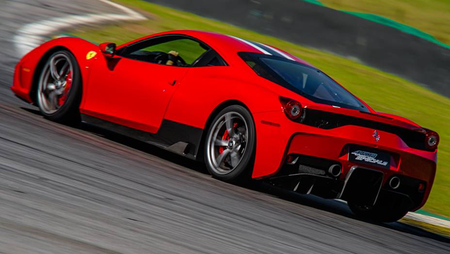 Na traseira, o extrator foi redesenhado para melhorar o fluxo de ar | <a href="https://beta-develop.quatrorodas.abril.com.br/noticias/fabricantes/ferrari-traz-458-speciale-brasil-785214.shtml" rel="migration">Leia mais</a> Na traseira, o extrator foi redesenhado para melhorar o fluxo de ar | <a href="https://beta-develop.quatrorodas.abril.com.br/noticias/fabricantes/ferrari-traz-458-speciale-brasil-785214.shtml" rel="migration">Leia mais</a>