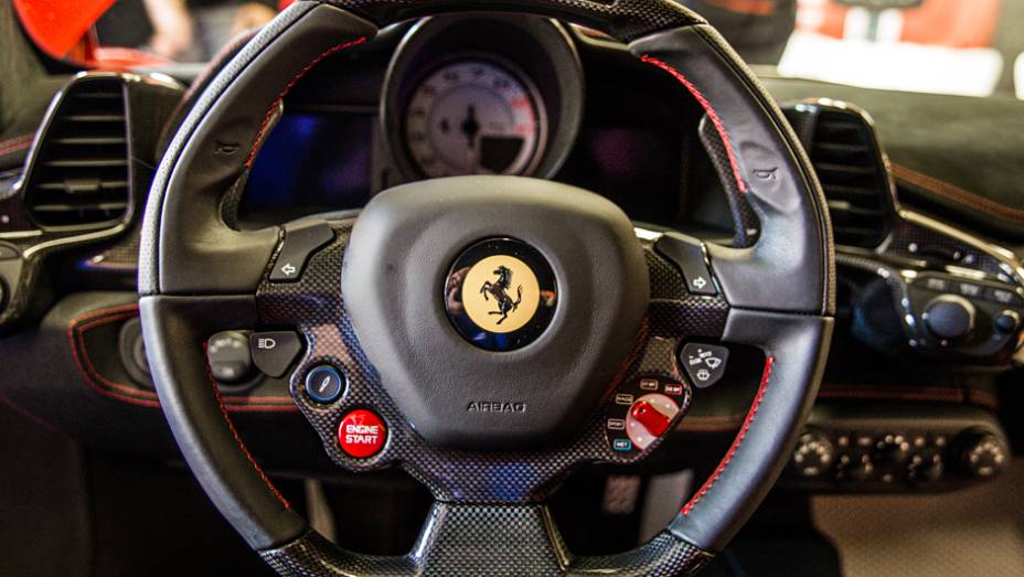Partida por bot&atilde;o e seletor girat&oacute;rio dos modos de condu&ccedil;&atilde;o fazem o motorista se sentir em um carro de F-1 | <a href="https://beta-develop.quatrorodas.abril.com.br/noticias/fabricantes/ferrari-traz-458-speciale-brasil-785214.shtml" rel="migration">Leia mais</a>