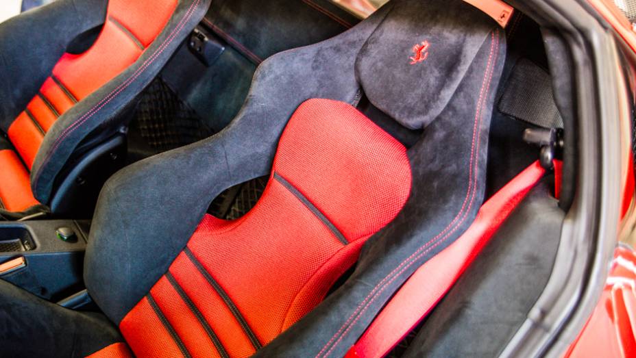 Bancos esportivos s&atilde;o revestidos em Alcantara e t&ecirc;m um tratamento para n&atilde;o ficar molhado com o suor do corpo dos ocupantes | <a href="https://beta-develop.quatrorodas.abril.com.br/noticias/fabricantes/ferrari-traz-458-speciale-brasil-785214.shtml" rel="migration">Leia mais</a>