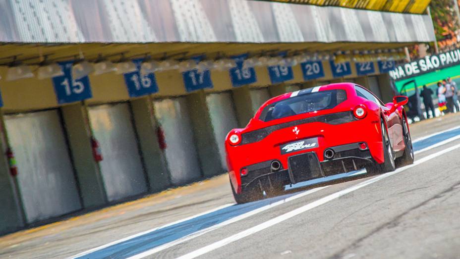 A 458 Speciale pode ser encomendada pela m&oacute;dica quantia de R$ 2,3 milh&otilde;es | <a href="https://beta-develop.quatrorodas.abril.com.br/noticias/fabricantes/ferrari-traz-458-speciale-brasil-785214.shtml" rel="migration">Leia mais</a>
