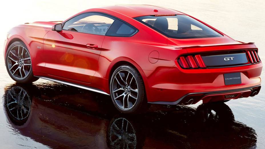 A traseira tem as tradicionais lanternas divididas em três partes | <a href="https://beta-develop.quatrorodas.abril.com.br/carros/lancamentos/ford-mustang-2015-762332.shtml" rel="migration">Leia mais</a>