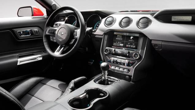 Bastante parecido com o do seu antecessor, o interior está mais aconchegante | <a href="https://beta-develop.quatrorodas.abril.com.br/carros/lancamentos/ford-mustang-2015-762332.shtml" rel="migration">Leia mais</a> Bastante parecido com o do seu antecessor, o interior está mais aconchegante | <a href="https://beta-develop.quatrorodas.abril.com.br/carros/lancamentos/ford-mustang-2015-762332.shtml" rel="migration">Leia mais</a>
