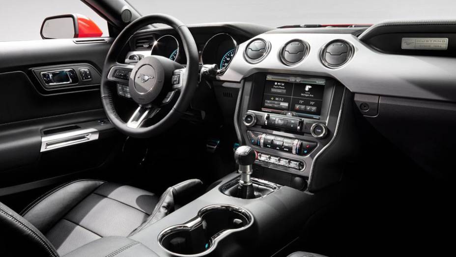 Bastante parecido com o do seu antecessor, o interior est&aacute; mais aconchegante | <a href="https://beta-develop.quatrorodas.abril.com.br/carros/lancamentos/ford-mustang-2015-762332.shtml" rel="migration">Leia mais</a>