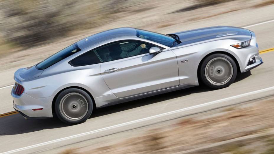 O para-brisa mais inclinado deixou o Mustang mais esportivo | <a href="https://beta-develop.quatrorodas.abril.com.br/carros/lancamentos/ford-mustang-2015-762332.shtml" rel="migration">Leia mais</a>