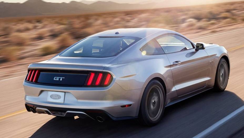 Nada de oval azul: nos logotipos, o Mustang não tem qualquer referência visual à marca Ford | <a href="https://beta-develop.quatrorodas.abril.com.br/carros/lancamentos/ford-mustang-2015-762332.shtml" rel="migration">Leia mais</a>