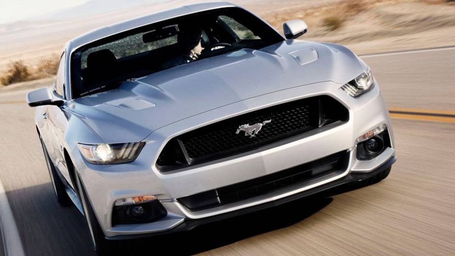 O capô ganhou vincos e os para-lamas foram alargados | <a href="https://beta-develop.quatrorodas.abril.com.br/carros/lancamentos/ford-mustang-2015-762332.shtml" rel="migration">Leia mais</a>