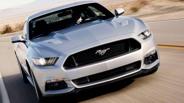 O capô ganhou vincos e os para-lamas foram alargados | <a href="https://beta-develop.quatrorodas.abril.com.br/carros/lancamentos/ford-mustang-2015-762332.shtml" rel="migration">Leia mais</a> O capô ganhou vincos e os para-lamas foram alargados | <a href="https://beta-develop.quatrorodas.abril.com.br/carros/lancamentos/ford-mustang-2015-762332.shtml" rel="migration">Leia mais</a>