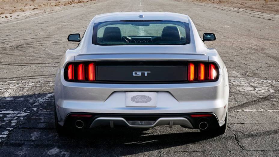A suspens&atilde;o traseira agora &eacute; independente, melhorando sua pilotagem em altas velocidades | <a href="https://beta-develop.quatrorodas.abril.com.br/carros/lancamentos/ford-mustang-2015-762332.shtml" rel="migration">Leia mais</a>