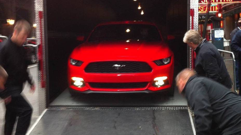 A Ford apresentou nesta quinta-feira, 5 de dezembro, o novo Mustang simultaneamente em cinco lugares do mundo; QUATRO RODAS acompanhou a revelação na Times Square, em Nova York (EUA) | <a href="https://beta-develop.quatrorodas.abril.com.br/carros/lancamentos/ford-musta" rel="migration"></a> A Ford apresentou nesta quinta-feira, 5 de dezembro, o novo Mustang simultaneamente em cinco lugares do mundo; QUATRO RODAS acompanhou a revelação na Times Square, em Nova York (EUA) | <a href="https://beta-develop.quatrorodas.abril.com.br/carros/lancamentos/ford-musta" rel="migration"></a>