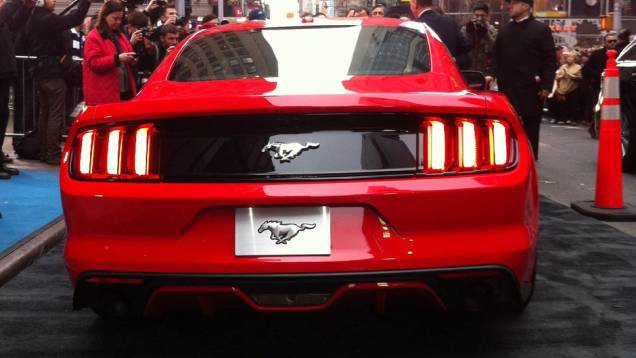 Atrás, as lanternas divididas em três seções, marca registrada do carro | <a href="https://beta-develop.quatrorodas.abril.com.br/carros/lancamentos/ford-mustang-2015-762332.shtml" rel="migration">Leia mais</a> Atrás, as lanternas divididas em três seções, marca registrada do carro | <a href="https://beta-develop.quatrorodas.abril.com.br/carros/lancamentos/ford-mustang-2015-762332.shtml" rel="migration">Leia mais</a>