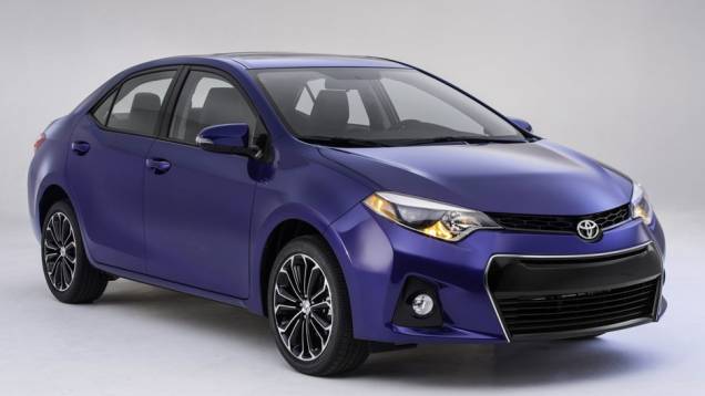 A versão esportiva S ganhou design ainda mais agressivo, com direito a kit aerodinâmico bastante parecido com o do conceito Corolla Furia | <a href="https://beta-develop.quatrorodas.abril.com.br/noticias/fabricantes/toyota-mostra-novo-corolla-743409.shtml" rel="migration">Leia mais</a> A versão esportiva S ganhou design ainda mais agressivo, com direito a kit aerodinâmico bastante parecido com o do conceito Corolla Furia | <a href="https://beta-develop.quatrorodas.abril.com.br/noticias/fabricantes/toyota-mostra-novo-corolla-743409.shtml" rel="migration">Leia mais</a>