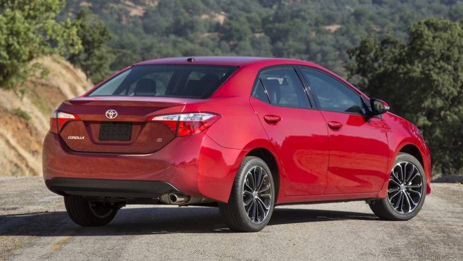 A traseira agrada tanto quanto a parte frontal, com lanternas ousadas | <a href="https://beta-develop.quatrorodas.abril.com.br/noticias/fabricantes/toyota-mostra-novo-corolla-743409.shtml" rel="migration">Leia mais</a> | <a href="https://beta-develop.quatrorodas.abril.com.br/galerias/toyota/corolla" rel="migration"></a>