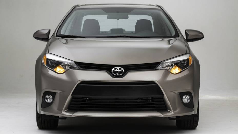A nova identidade visual da marca, presente em modelos como o rec&eacute;m-lan&ccedil;ado RAV4, tamb&eacute;m &eacute; notada no sed&atilde; | <a href="https://beta-develop.quatrorodas.abril.com.br/galerias/toyota/corolla-versao-europeia-743505.shtml" rel="migration">Veja a vers&atilde;o europeia</a>