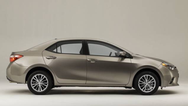 Vincos marcantes e linha de cintura levemente ascendente na lateral | <a href="https://beta-develop.quatrorodas.abril.com.br/noticias/fabricantes/toyota-mostra-novo-corolla-743409.shtml" rel="migration">Leia mais</a> | <a href="https://beta-develop.quatrorodas.abril.com.br/galerias/toyota/corolla-v" rel="migration"></a> Vincos marcantes e linha de cintura levemente ascendente na lateral | <a href="https://beta-develop.quatrorodas.abril.com.br/noticias/fabricantes/toyota-mostra-novo-corolla-743409.shtml" rel="migration">Leia mais</a> | <a href="https://beta-develop.quatrorodas.abril.com.br/galerias/toyota/corolla-v" rel="migration"></a>