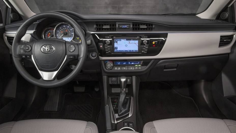 O interior ganhou requinte e modernidade com materiais mais nobres e mais tecnologia | <a href="https://beta-develop.quatrorodas.abril.com.br/noticias/fabricantes/toyota-mostra-novo-corolla-743409.shtml" rel="migration">Leia mais</a> | <a href="https://beta-develop.quatrorodas.abril.com.br/galerias" rel="migration"></a>