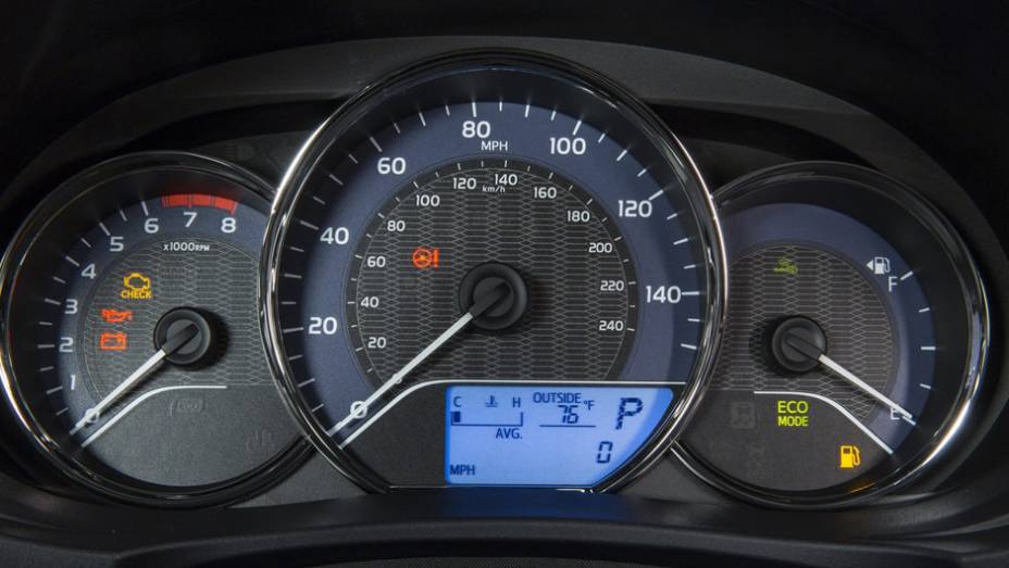 O painel de instrumentos n&atilde;o &eacute; digital, mas consegue dar um toque atual &agrave; cabine | <a href="https://beta-develop.quatrorodas.abril.com.br/noticias/fabricantes/toyota-mostra-novo-corolla-743409.shtml" rel="migration">Leia mais</a> | <a href="https://beta-develop.quatrorodas.abril.com.br/galerias/toy" rel="migration"></a>
