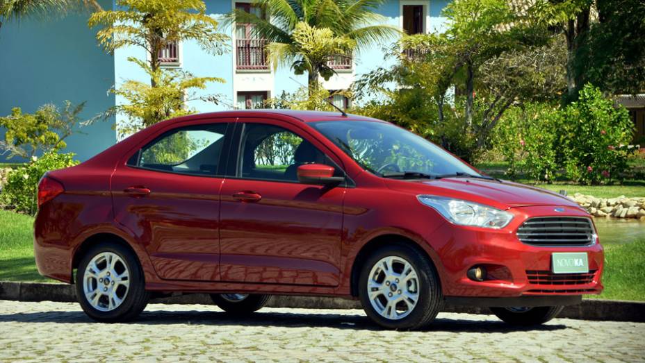 O Ka+ (sedã) terá sempre grade prata ou cromada e com filetes | <a href="https://beta-develop.quatrorodas.abril.com.br/carros/lancamentos/ford-ka-794793.shtml" rel="migration">Leia mais</a>