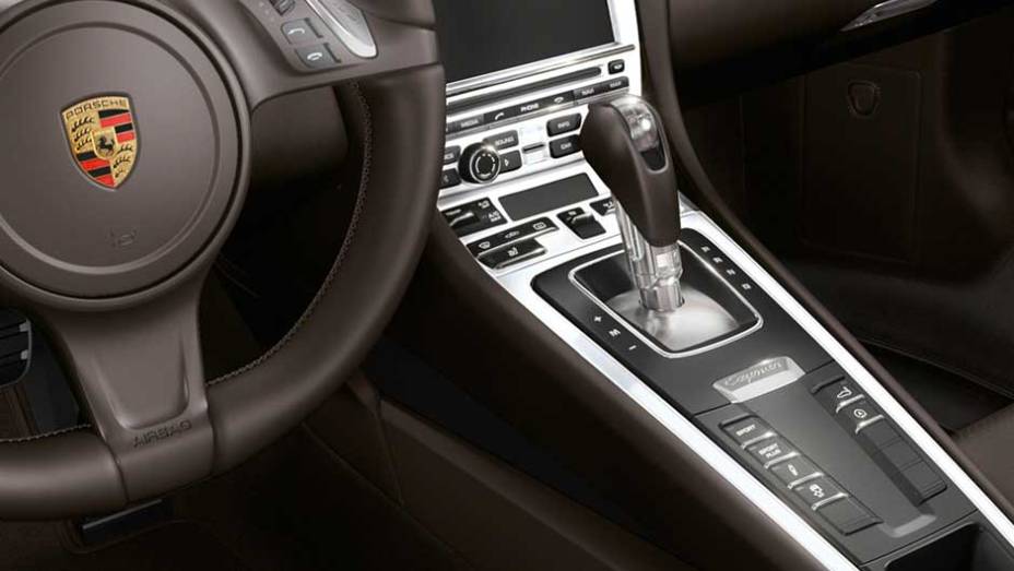 O console central tem acabamento esmerado feito à mão | <a href="https://beta-develop.quatrorodas.abril.com.br/noticias/fabricantes/porsche-cayman-s-ganha-personalizacao-fabrica-894381.shtml" rel="migration">Leia mais</a>