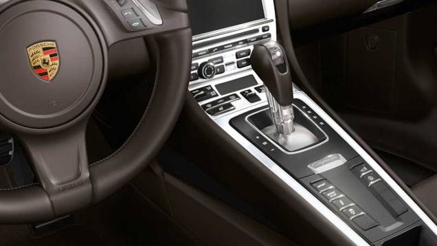 O console central tem acabamento esmerado feito à mão | <a href="https://beta-develop.quatrorodas.abril.com.br/noticias/fabricantes/porsche-cayman-s-ganha-personalizacao-fabrica-894381.shtml" rel="migration">Leia mais</a> O console central tem acabamento esmerado feito à mão | <a href="https://beta-develop.quatrorodas.abril.com.br/noticias/fabricantes/porsche-cayman-s-ganha-personalizacao-fabrica-894381.shtml" rel="migration">Leia mais</a>