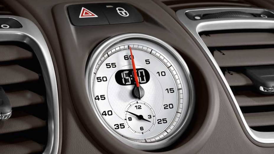 Este cron&ocirc;metro faz parte do Sport Package, concebido para uso em pistas durante <em>track-days</em> | <a href="https://beta-develop.quatrorodas.abril.com.br/noticias/fabricantes/porsche-cayman-s-ganha-personalizacao-fabrica-894381.shtml" rel="migration">Leia mais</a>