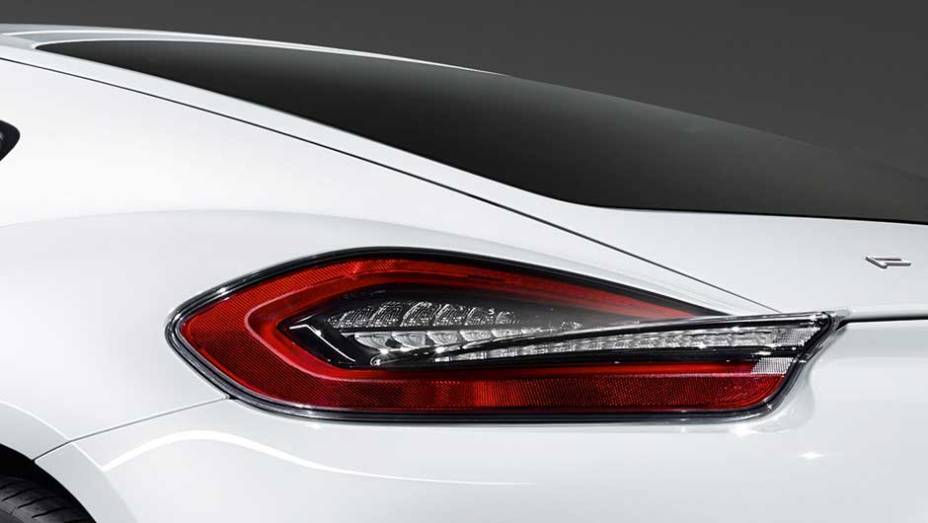 Detalhe das lanternas escurecidas; os far&oacute;is tamb&eacute;m tem lentes fum&ecirc;s | <a href="https://beta-develop.quatrorodas.abril.com.br/noticias/fabricantes/porsche-cayman-s-ganha-personalizacao-fabrica-894381.shtml" rel="migration">Leia mais</a>
