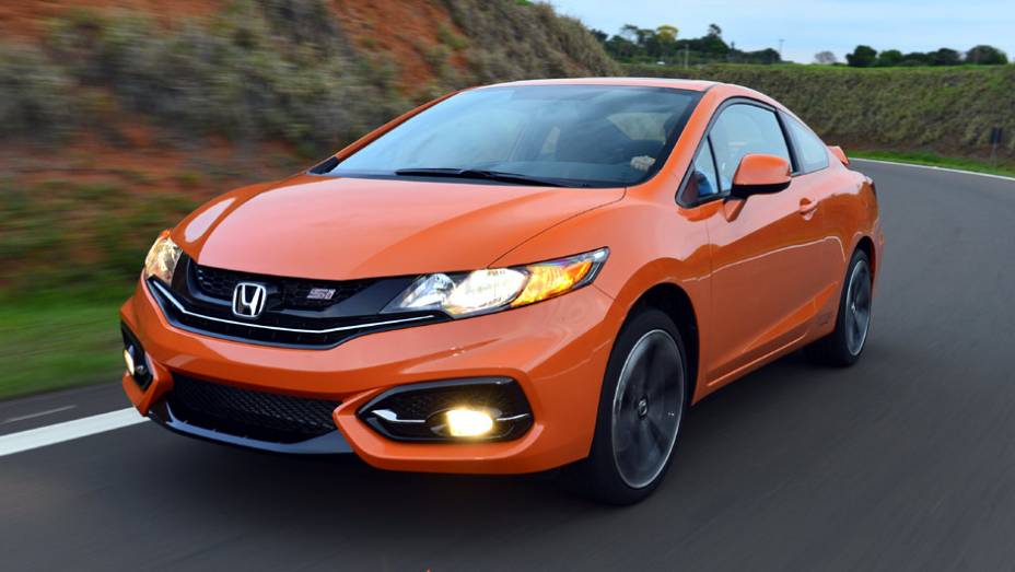 O aclamado Civic Si está de volta ao Brasil, desta vez importado do Canadá e somente na versão cupê | <a href="https://beta-develop.quatrorodas.abril.com.br/carros/lancamentos/honda-civic-si-805295.shtml" rel="migration">Leia mais</a>