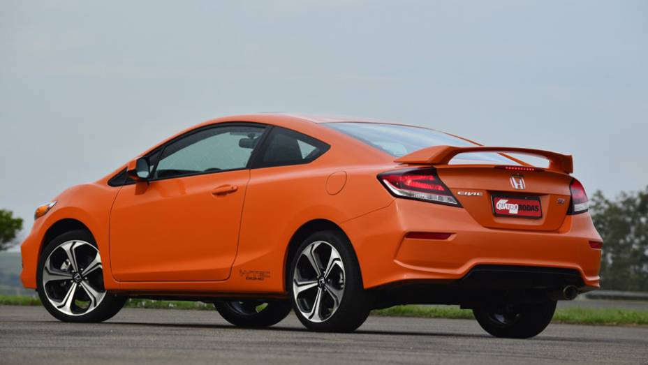 No entanto, ao contrário de seu antecessor, o Si tem visual mais chamativo, com direito a um grande aerofólio na tampa do porta-malas | <a href="https://beta-develop.quatrorodas.abril.com.br/carros/lancamentos/honda-civic-si-805295.shtml" rel="migration">Leia mais</a> No entanto, ao contrário de seu antecessor, o Si tem visual mais chamativo, com direito a um grande aerofólio na tampa do porta-malas | <a href="https://beta-develop.quatrorodas.abril.com.br/carros/lancamentos/honda-civic-si-805295.shtml" rel="migration">Leia mais</a>