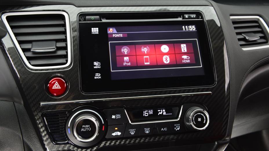 O console central tem apliques imitando fibra de carbono | <a href="https://beta-develop.quatrorodas.abril.com.br/carros/lancamentos/honda-civic-si-805295.shtml" rel="migration">Leia mais</a>