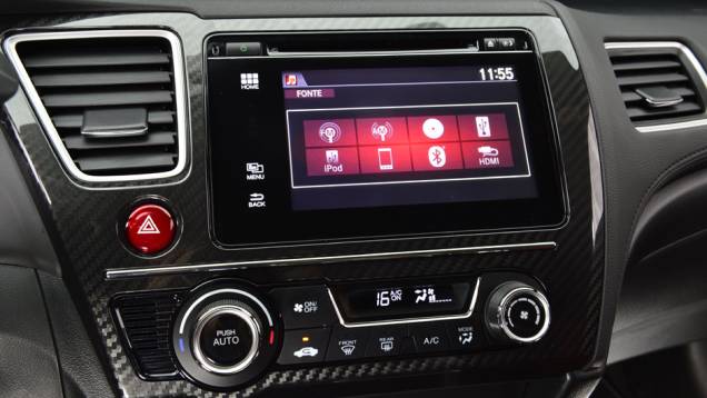 O console central tem apliques imitando fibra de carbono | <a href="https://beta-develop.quatrorodas.abril.com.br/carros/lancamentos/honda-civic-si-805295.shtml" rel="migration">Leia mais</a> O console central tem apliques imitando fibra de carbono | <a href="https://beta-develop.quatrorodas.abril.com.br/carros/lancamentos/honda-civic-si-805295.shtml" rel="migration">Leia mais</a>