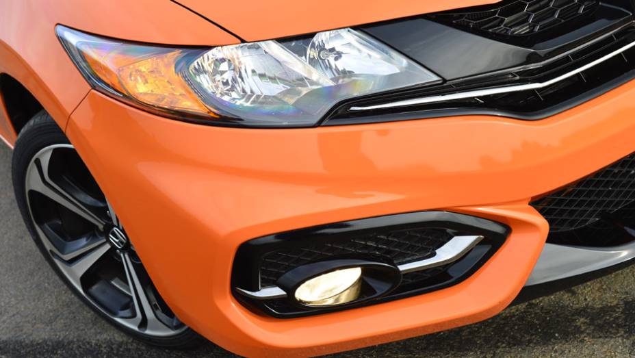 Se os far&oacute;is lembram o Civic convencional, o para-choque &eacute; exclusivo do cup&ecirc; | <a href="https://beta-develop.quatrorodas.abril.com.br/carros/lancamentos/honda-civic-si-805295.shtml" rel="migration">Leia mais</a>