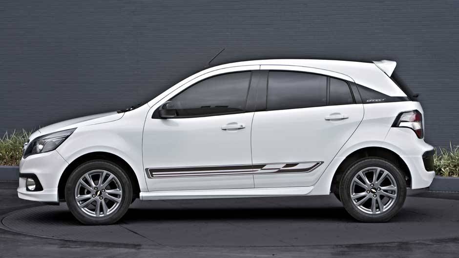 Quase nada mudou na lateral: apenas as rodas s&atilde;o novas - a vers&atilde;o Effect tamb&eacute;m traz adesivos decorativos | <a href="https://beta-develop.quatrorodas.abril.com.br/carros/lancamentos/chevrolet-agile-2014-756376.shtml" rel="migration">Leia mais</a>