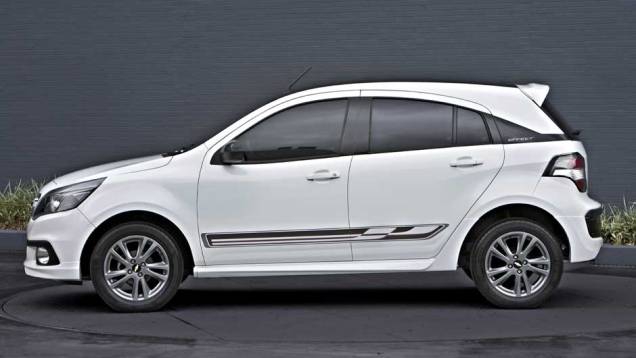 Quase nada mudou na lateral: apenas as rodas s&atilde;o novas - a vers&atilde;o Effect tamb&eacute;m traz adesivos decorativos | <a href="https://beta-develop.quatrorodas.abril.com.br/carros/lancamentos/chevrolet-agile-2014-756376.shtml" rel="migration">Leia mais</a>