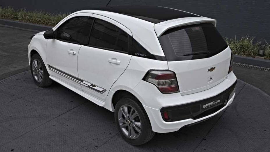 Na traseira, as lanternas ganharam nova disposição de luzes e uma seção preta com luzes reflexivas | <a href="https://beta-develop.quatrorodas.abril.com.br/carros/lancamentos/chevrolet-agile-2014-756376.shtml" rel="migration">Leia mais</a> Na traseira, as lanternas ganharam nova disposição de luzes e uma seção preta com luzes reflexivas | <a href="https://beta-develop.quatrorodas.abril.com.br/carros/lancamentos/chevrolet-agile-2014-756376.shtml" rel="migration">Leia mais</a>