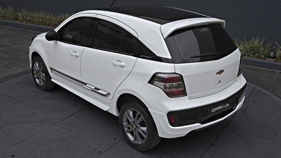 Na traseira, as lanternas ganharam nova disposi&ccedil;&atilde;o de luzes e uma se&ccedil;&atilde;o preta com luzes reflexivas | <a href="https://beta-develop.quatrorodas.abril.com.br/carros/lancamentos/chevrolet-agile-2014-756376.shtml" rel="migration">Leia mais</a>