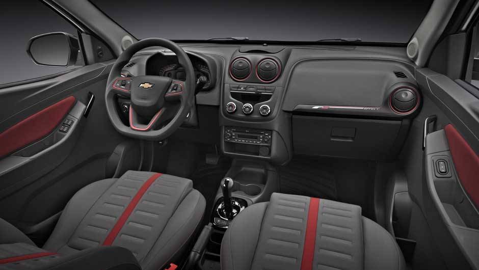 Um novo volante multifuncional e acabamento exclusivo s&atilde;o as principais novidades internas do carro | <a href="https://beta-develop.quatrorodas.abril.com.br/carros/lancamentos/chevrolet-agile-2014-756376.shtml" rel="migration">Leia mais</a>