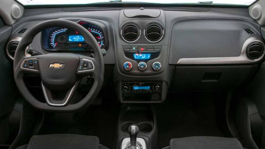 Fora o volante, nenhuma grande mudança foi feita na cabine | <a href="https://beta-develop.quatrorodas.abril.com.br/carros/lancamentos/chevrolet-agile-2014-756376.shtml" rel="migration">Leia mais</a> Fora o volante, nenhuma grande mudança foi feita na cabine | <a href="https://beta-develop.quatrorodas.abril.com.br/carros/lancamentos/chevrolet-agile-2014-756376.shtml" rel="migration">Leia mais</a>