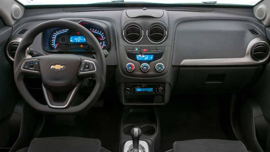 Fora o volante, nenhuma grande mudança foi feita na cabine | <a href="https://beta-develop.quatrorodas.abril.com.br/carros/lancamentos/chevrolet-agile-2014-756376.shtml" rel="migration">Leia mais</a> Fora o volante, nenhuma grande mudança foi feita na cabine | <a href="https://beta-develop.quatrorodas.abril.com.br/carros/lancamentos/chevrolet-agile-2014-756376.shtml" rel="migration">Leia mais</a>