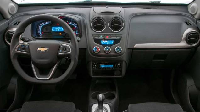 Fora o volante, nenhuma grande mudança foi feita na cabine | <a href="https://beta-develop.quatrorodas.abril.com.br/carros/lancamentos/chevrolet-agile-2014-756376.shtml" rel="migration">Leia mais</a> Fora o volante, nenhuma grande mudança foi feita na cabine | <a href="https://beta-develop.quatrorodas.abril.com.br/carros/lancamentos/chevrolet-agile-2014-756376.shtml" rel="migration">Leia mais</a>