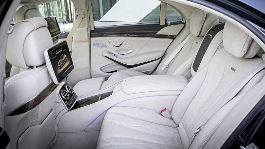 Interior sofisticado tem volante com apenas dois raios | <a href="https://beta-develop.quatrorodas.abril.com.br/carros/lancamentos//mercedes-benz-s65-amg-759711.shtml" rel="migration">Leia mais</a>