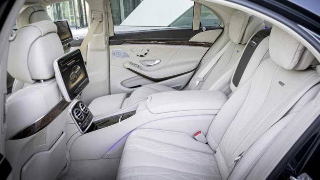 Interior sofisticado tem volante com apenas dois raios | <a href="https://beta-develop.quatrorodas.abril.com.br/carros/lancamentos//mercedes-benz-s65-amg-759711.shtml" rel="migration">Leia mais</a> Interior sofisticado tem volante com apenas dois raios | <a href="https://beta-develop.quatrorodas.abril.com.br/carros/lancamentos//mercedes-benz-s65-amg-759711.shtml" rel="migration">Leia mais</a>