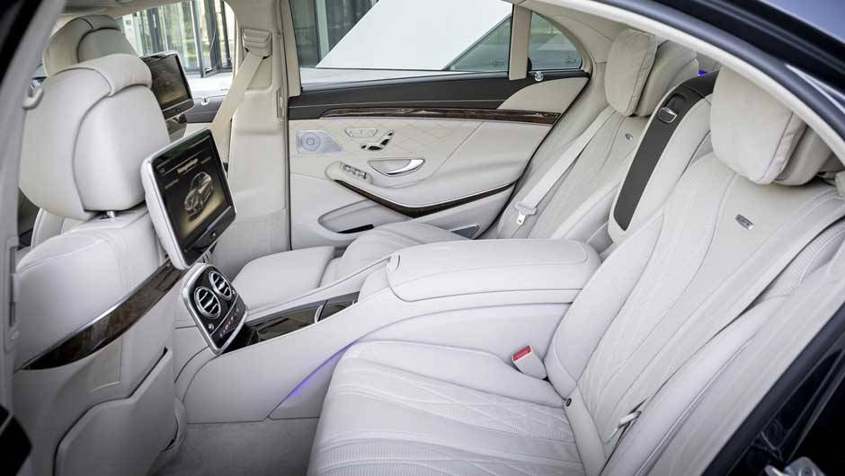 Interior sofisticado tem volante com apenas dois raios | <a href="https://beta-develop.quatrorodas.abril.com.br/carros/lancamentos//mercedes-benz-s65-amg-759711.shtml" rel="migration">Leia mais</a> Interior sofisticado tem volante com apenas dois raios | <a href="https://beta-develop.quatrorodas.abril.com.br/carros/lancamentos//mercedes-benz-s65-amg-759711.shtml" rel="migration">Leia mais</a>