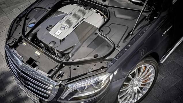 Equipado com uma transmissão automatizada de sete marchas, ele precisa de apenas 4,3 segundos para acelerar de 0 a 100 km/h e chega aos 250 km/h | <a href="https://beta-develop.quatrorodas.abril.com.br/carros/lancamentos//mercedes-benz-s65-amg-759711.shtml" rel="migration"></a> Equipado com uma transmissão automatizada de sete marchas, ele precisa de apenas 4,3 segundos para acelerar de 0 a 100 km/h e chega aos 250 km/h | <a href="https://beta-develop.quatrorodas.abril.com.br/carros/lancamentos//mercedes-benz-s65-amg-759711.shtml" rel="migration"></a>