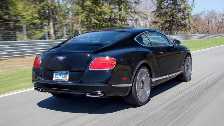 O Continental GT vem com rodas de liga-leve de 21 polegadas exclusivas e relógio Brietling Le Mans Edition | <a href="https://beta-develop.quatrorodas.abril.com.br/noticias/fabricantes/bentley-apresenta-continental-gt-mulsanne-le-mans-edition-740938.shtml" rel="migration"></a>