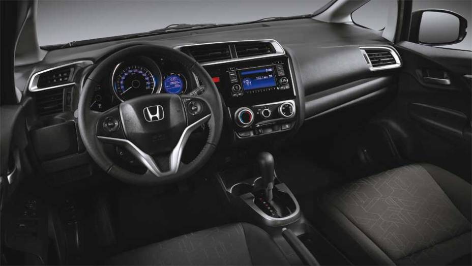 A cabine da versão LX agora tem detalhes na cor prata | <a href="https://beta-develop.quatrorodas.abril.com.br/noticias/fabricantes/honda-lanca-linha-2016-fit-874082.shtml" rel="migration">Leia mais</a>