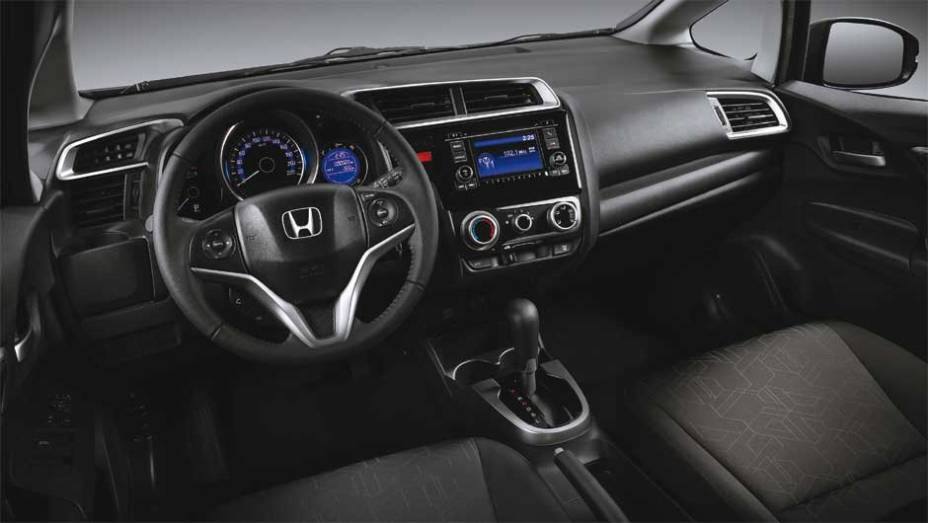 A cabine da versão LX agora tem detalhes na cor prata | <a href="https://beta-develop.quatrorodas.abril.com.br/noticias/fabricantes/honda-lanca-linha-2016-fit-874082.shtml" rel="migration">Leia mais</a> A cabine da versão LX agora tem detalhes na cor prata | <a href="https://beta-develop.quatrorodas.abril.com.br/noticias/fabricantes/honda-lanca-linha-2016-fit-874082.shtml" rel="migration">Leia mais</a>