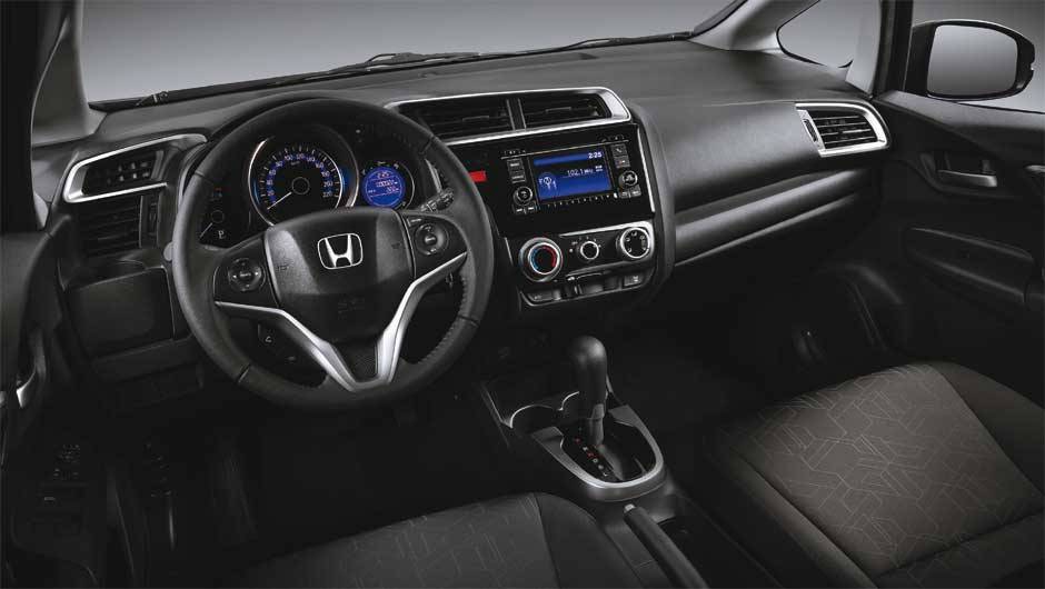 A cabine da versão LX agora tem detalhes na cor prata | <a href="https://beta-develop.quatrorodas.abril.com.br/noticias/fabricantes/honda-lanca-linha-2016-fit-874082.shtml" rel="migration">Leia mais</a> A cabine da versão LX agora tem detalhes na cor prata | <a href="https://beta-develop.quatrorodas.abril.com.br/noticias/fabricantes/honda-lanca-linha-2016-fit-874082.shtml" rel="migration">Leia mais</a>
