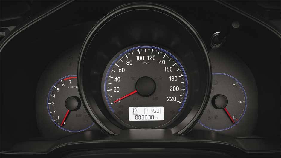 A antiga ilumina&ccedil;&atilde;o &acirc;mbar foi substitu&iacute;da por uma mais moderna, com tons de azul e branco na vers&atilde;o LX | <a href="https://beta-develop.quatrorodas.abril.com.br/noticias/fabricantes/honda-lanca-linha-2016-fit-874082.shtml" rel="migration">Leia mais</a>