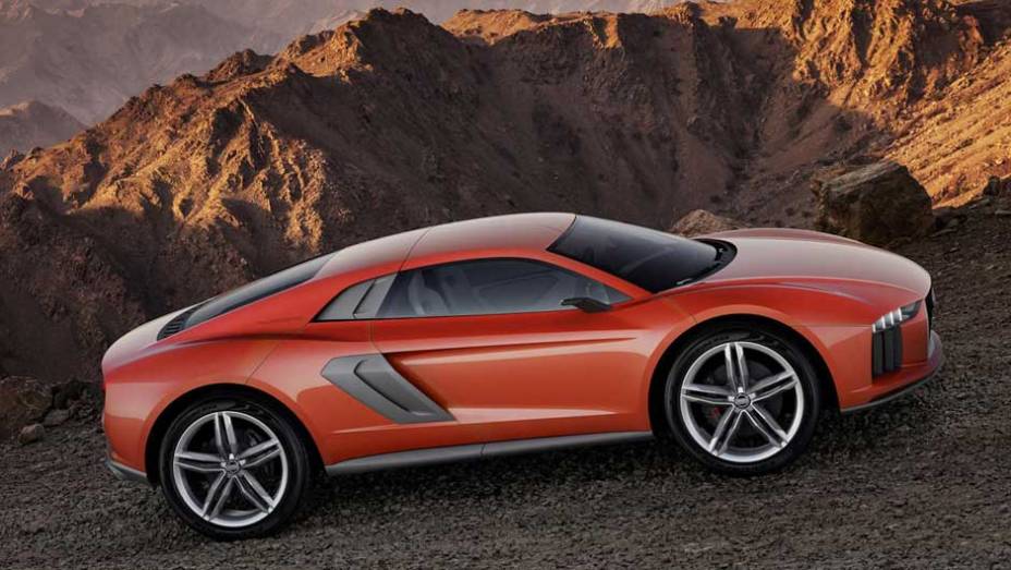 Bombado, o carro tem design que segue a identidade visual da marca, embora faróis e lanternas sejam mais futuristas | <a href="https://beta-develop.quatrorodas.abril.com.br/saloes/frankfurt/2013/audi-nanuk-quattro-concept-753021.shtml" rel="migration">Leia mais</a>