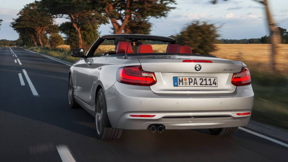 O design da traseira caiu bem na vers&atilde;o sem capota | <a href="https://beta-develop.quatrorodas.abril.com.br/noticias/saloes/paris-2014/bmw-revela-serie-2-convertible-799406.shtml" rel="migration">Leia mais</a>